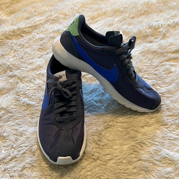 Nike Shoes - Nike Metallic Sneakers